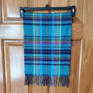 • D&Y Softer Than Cashmere Vibrant Plaid Fringe Scarf in Blue & Purple, Like New